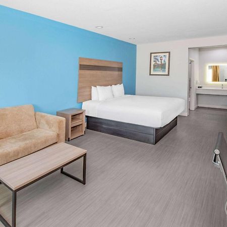 Hotel Baymont By Wyndham Freeport Texas Exterior foto