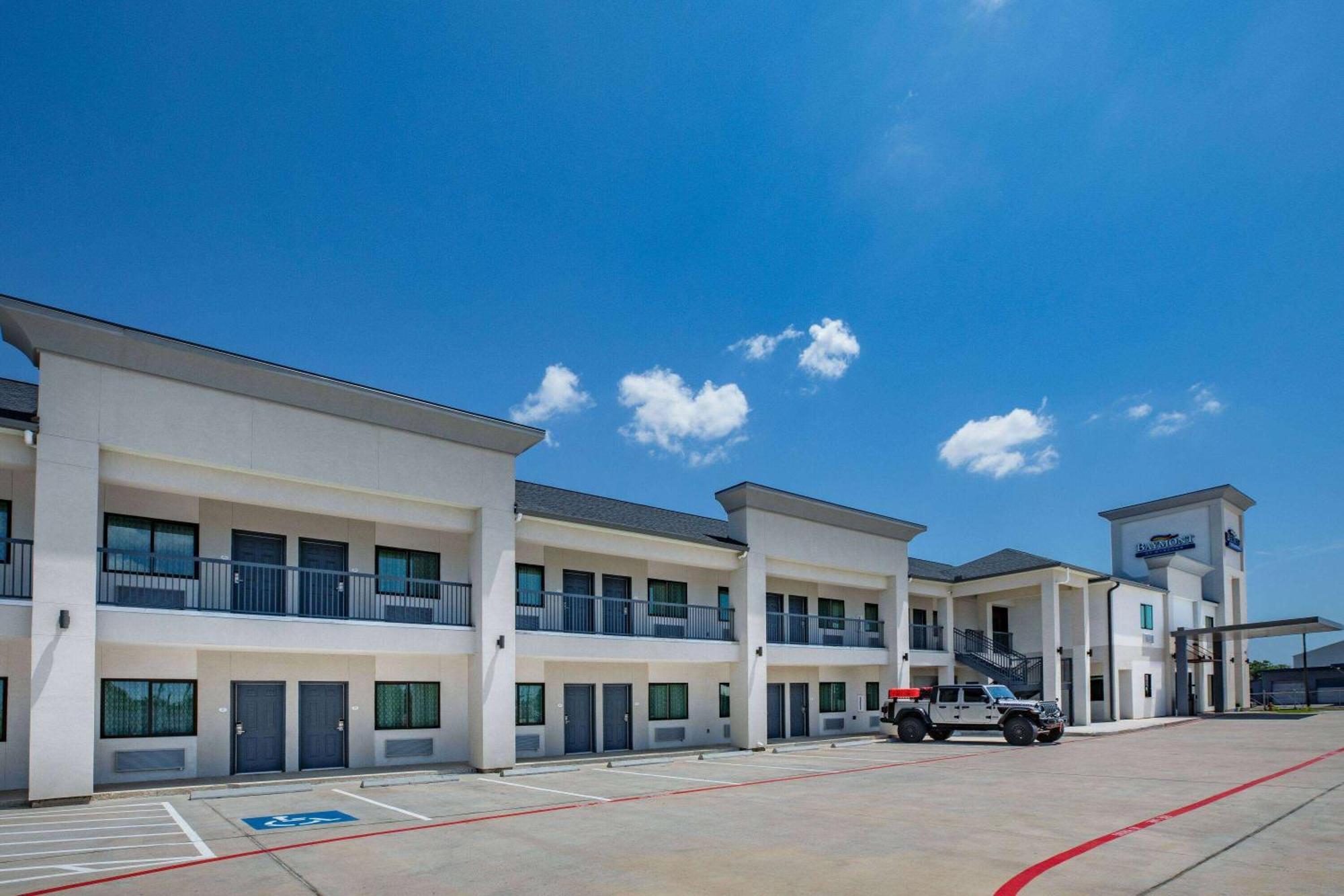Hotel Baymont By Wyndham Freeport Texas Exterior foto
